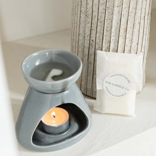 Stylish grey ceramic wax burner with removable  bowl. Perfect for melting ion candle co wax melts, use with a 3 hr tea light 